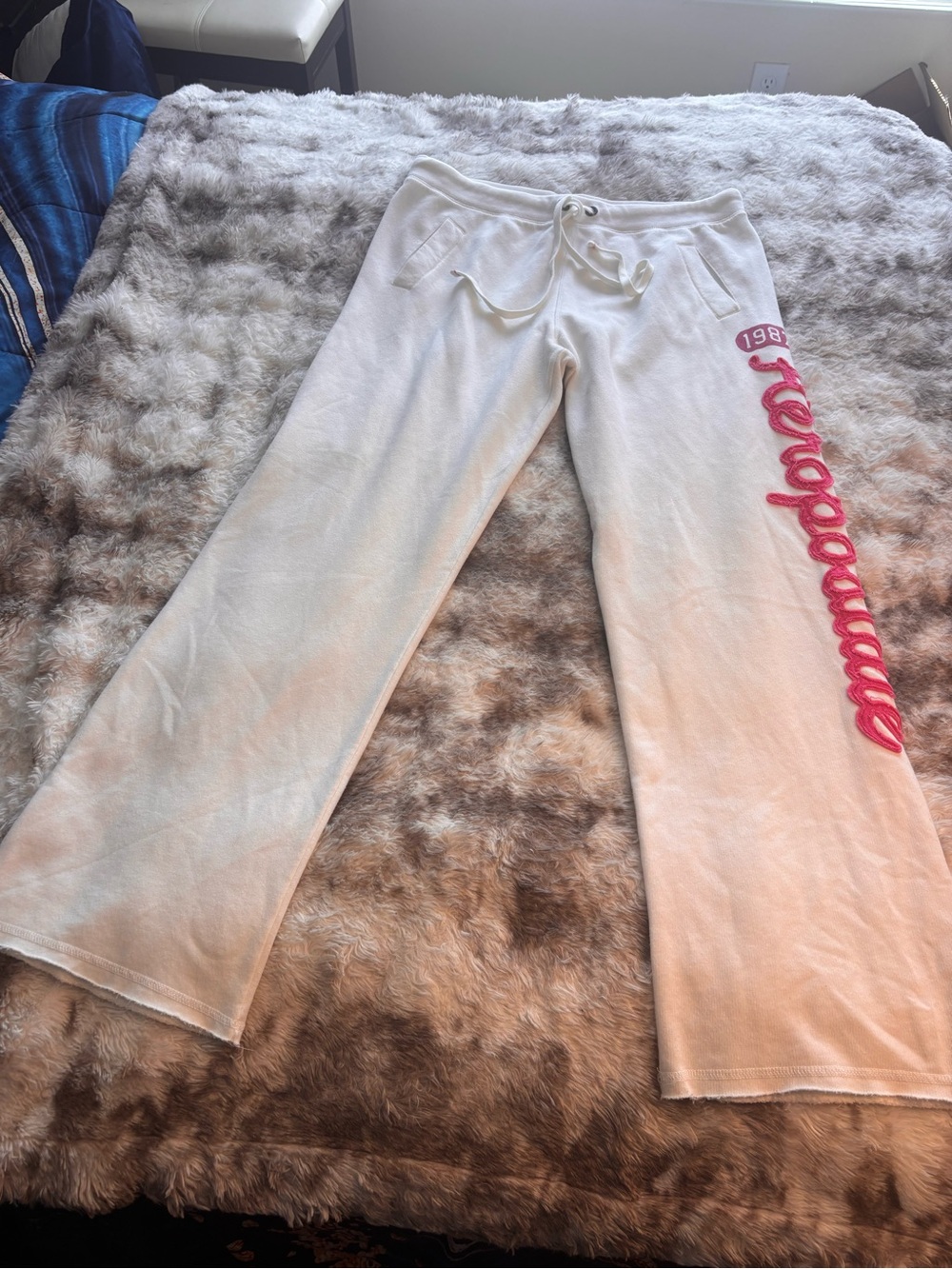 Vintage Y2K Aeropostale White Sweatpants with Pink Side Script